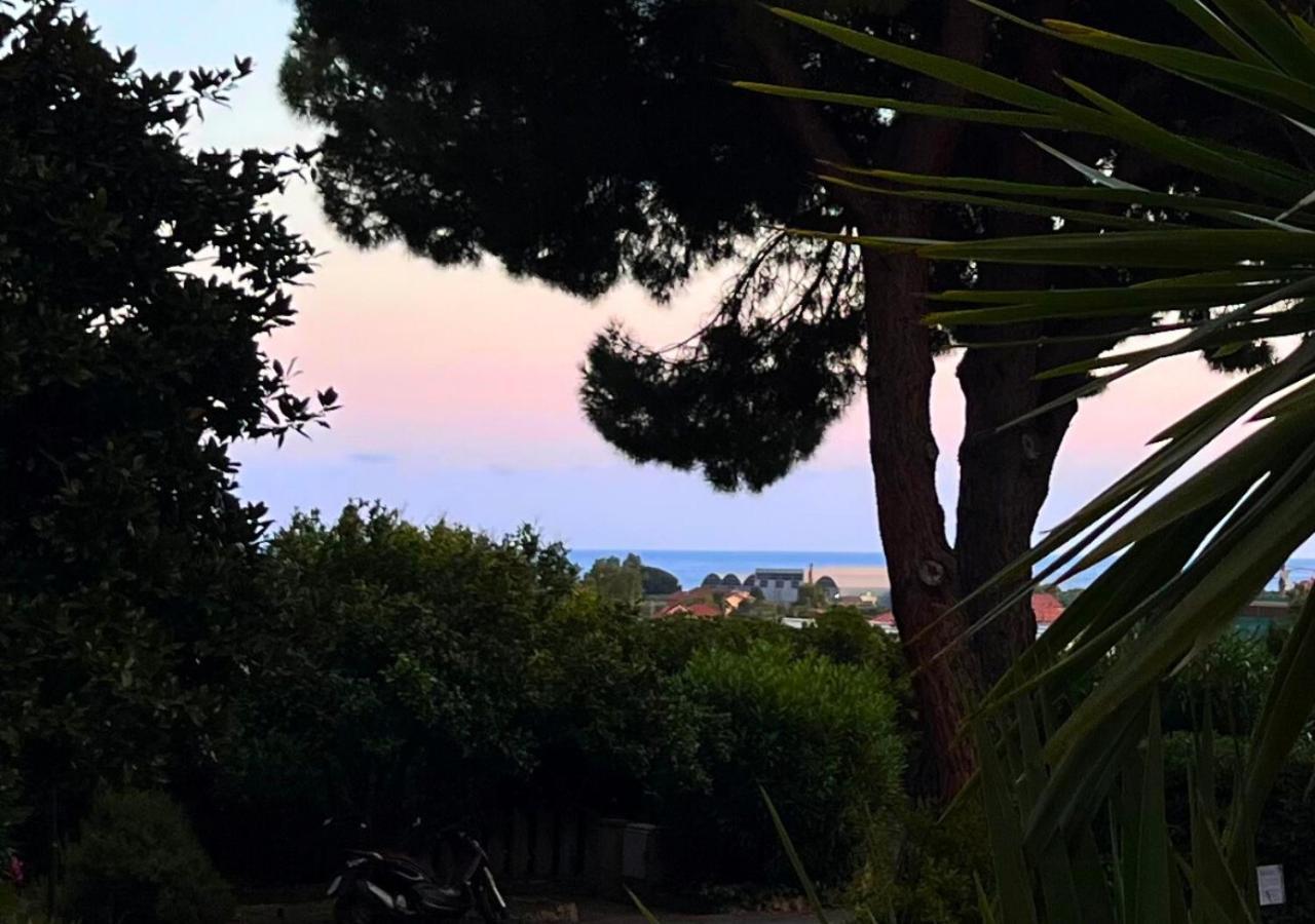 La Luna E Il Falo Ceriale Exteriör bild